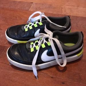 Nike child golf shoes, size 1Y.